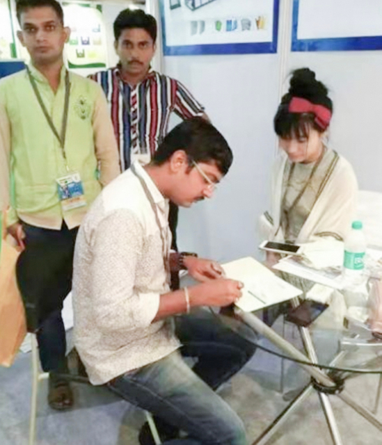 la exposición india de la empresa de máquinas de sellado de asas