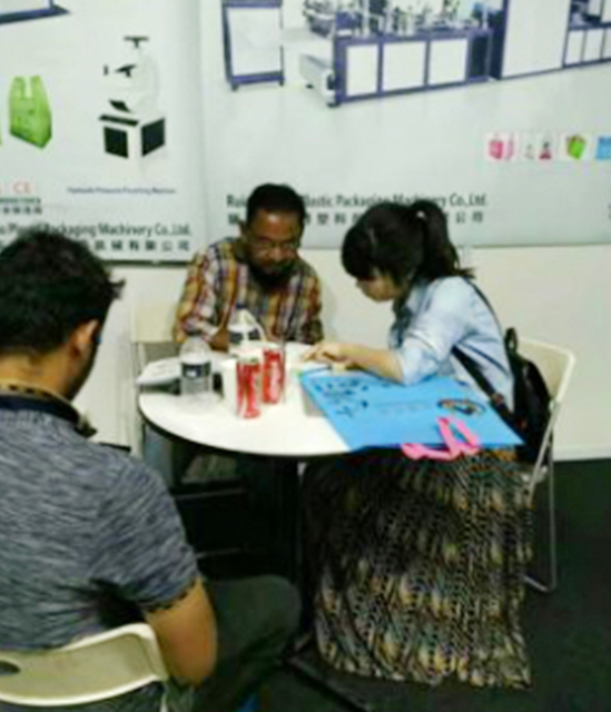 la exposición de Bangladesh de la empresa de máquinas cortadoras no tejidas